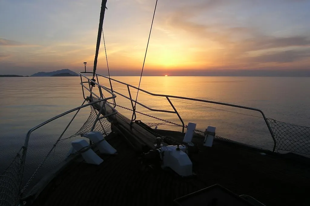 Lady Rose Hotel Genova Botel